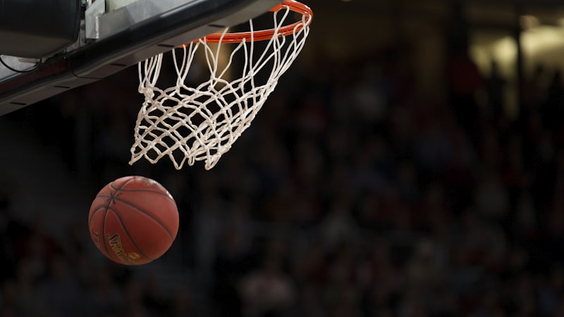 NBA季后赛激烈比赛现场图片 - 篮球运动员扣篮精彩画面